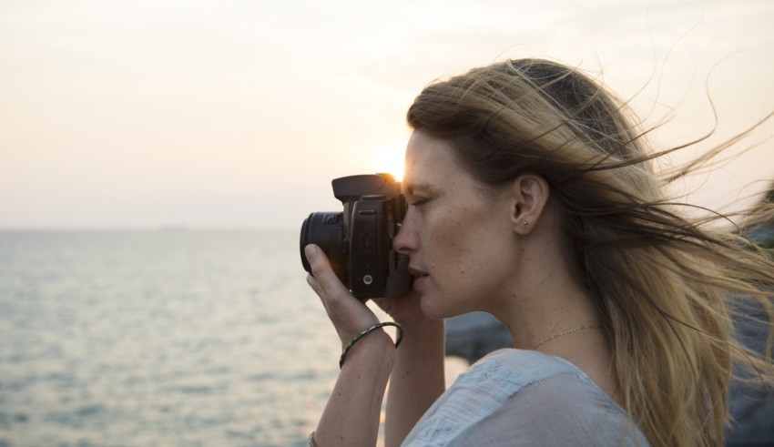 girl using point and shoot camera