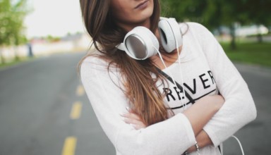 girl using white headphones