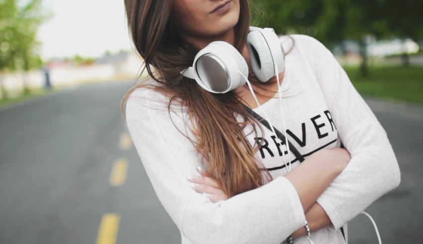 girl using white headphones