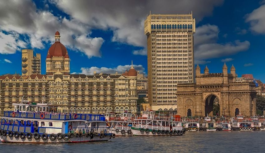 india gate and taj hotel in mumbai