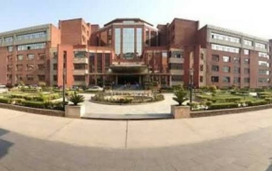 10 Best Government & Private Law Colleges In India (2024)