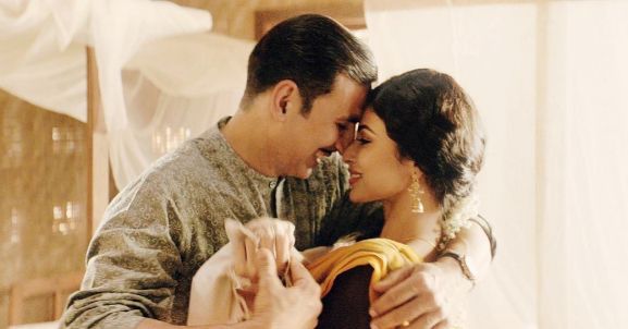 Mouni Roy and Akshay Kumar in Gold