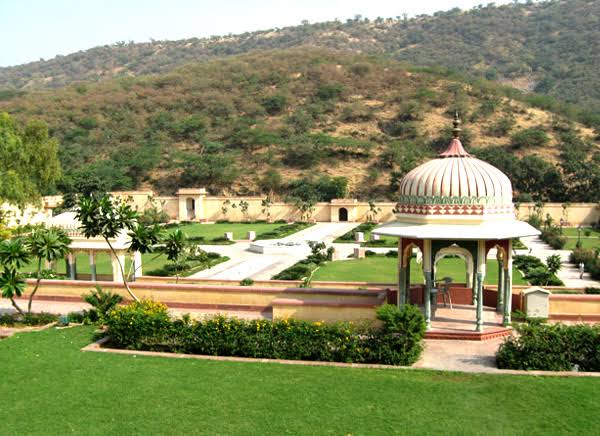 SISODIA RANI PALACE AND GARDEN